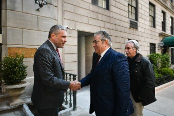 Με τον γενικό πρόξενο της Ελλάδας στη Νέα Υόρκη