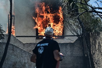 Καμένα σπίτια στην Κερατέα