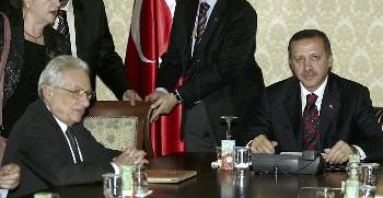 Από τη συνάντηση του Ελληνα ΥΠΕΞ με το Τούρκο πρωθυπουργό