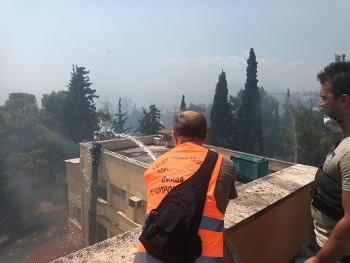 Οι ομάδες πυροπροστασίας έφτασαν έγκαιρα στην ταράτσα του «Καραμανδάνειου» Παιδιατρικού Νοσοκομείου
