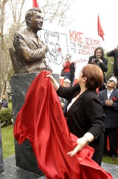 Η ΓΓ της ΚΕτου ΚΚΕ αποκαλύπτειτο μνημείοτου ήρωα