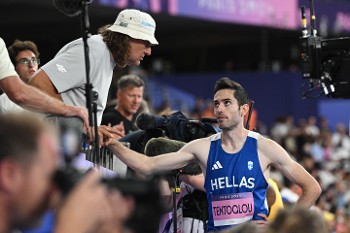 Ο Μίλτος Τεντόγλου και ο Γιώργος Πομάσκι κατά τη διάρκεια του τελικού του μήκους