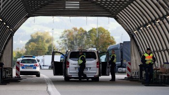 Τα σκληρά μέτρα κατά προσφύγων και μεταναστών συνδέονται με την κατάσταση της γερμανικής οικονομίας και την προσπάθεια χειραγώγησης της μεγάλης λαϊκής δυσαρέσκειας