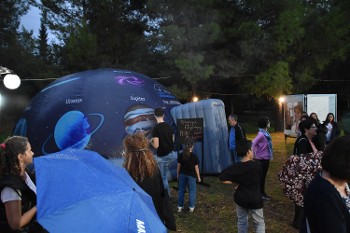 Το πλανητάριο υποδέχεται το «Κόκκινο Αερόστατο»