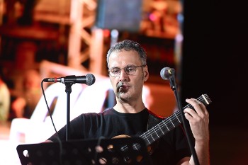 Ο Μανόλης Ανδρουλιδάκης έχει την καλλιτεχνική επιμέλεια της συναυλίας