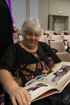 Η Αλέιδα με το πρώτο βιβλίο - άλμπουμ στα χέρια