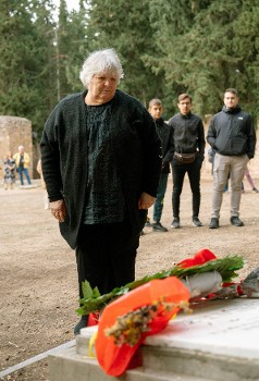 Η Αλέιδα καταθέτει στεφάνι στο μνημείο του Θυσιαστηρίου