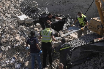 Αλλο ένα παιδί ανασύρεται νεκρό από τους ισραηλινούς βομβαρδισμούς στον Λίβανο...