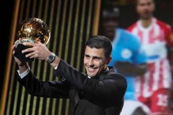 Η νίκη του Ισπανού Ρόντρι, που κατέκτησε τη Χρυσή Μπάλα, είχε αρκετό παρασκήνιο
