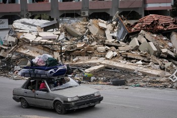 Εκτοπισμένοι άμαχοι διασχίζουν περιοχές ισοπεδωμένες από τους ισραηλινούς βομβαρδισμούς για να επιστρέψουν σε ό,τι έχει απομείνει από τα σπίτια τους