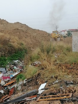 Η μπουλντόζα μπαζώνει το ρέμα της Αυλίζας