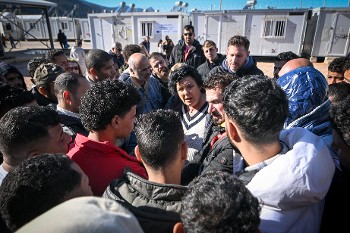 Η Λιάνα Κανέλλη συνομιλεί με πρόσφυγες και μετανάστες στην Μαλακάσα