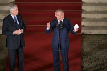 Σκυτάλη στην κλιμάκωση της επίθεσης παρέλαβε ο Φρ. Μπαϊρού (φωτ. στο κέντρο) από τον Μ. Μπαρνιέ
