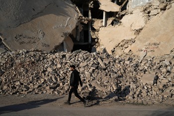 Κατεστραμμένη γειτονιά σε πόλη στη βόρεια Συρία