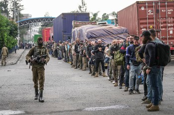 Εκατοντάδες Ρουμάνοι μισθοφόροι που υπηρετούσαν στη ΛΔ Κονγκό παραδόθηκαν στις αρχές της Ρουάντα...