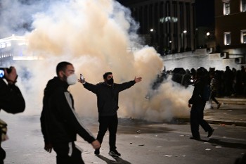 Τα ΜΑΤ πνίγουν στα χημικά τον κόσμο που ακόμα αποχωρούσε από τη συγκέντρωση