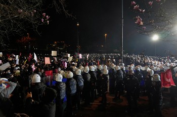 Δυνάμεις καταστολής «περιφρουρούν την τάξη» από τους διαδηλωτές, στην Κωνσταντινούπολη