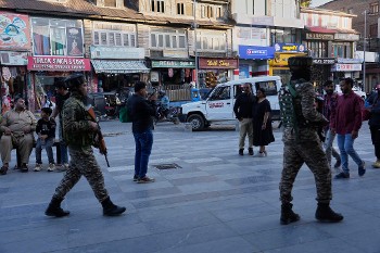 Πάνοπλοι Ινδοί στρατιώτες περιπολούν σε πόλεις του ινδικού τμήματος του Κασμίρ