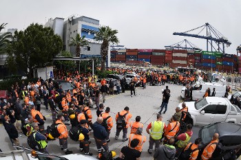 Ολοι οι λιμενεργάτες «στο πόδι» στη Γενική Συνέλευση