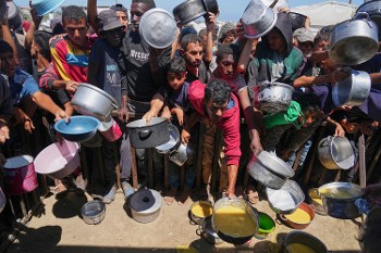 Εκατομμύρια άνθρωποι και παιδιά προσπαθούν να επιβιώσουν με λίγο χυλό την ημέρα