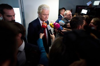 Ο ηγέτης του ακροδεξιού Κόμματος Ελευθερίας, Γκ. Βίλντερς, ανακοίνωσε την αποχώρηση του κόμματος από την κυβέρνηση