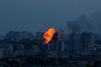 Από τους σφοδρούς βομβαρδισμούς στο Κίεβο με τους οποίους απάντησε η Μόσχα στις ουκρανικές επιθέσεις με drones σε στρατιωτικά αεροδρόμια βαθιά μέσα στη Ρωσία