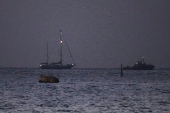 Το σκάφος συνοδευόμενο από τις δυνάμεις του κράτους - δολοφόνου