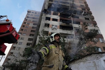 Δεκάδες νεκροί από τις ισραηλινές επιθέσεις και σε συγκροτήματα κατοικιών στην Τεχεράνη