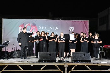 Η χορωδία της ΚΝΕ με τον μαέστρο Χρ. Κολοβό