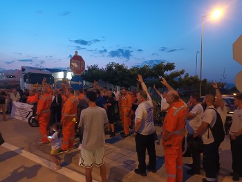 Μια γροθιά οι ναυτεργάτες συνεχίζουν τον αγώνα