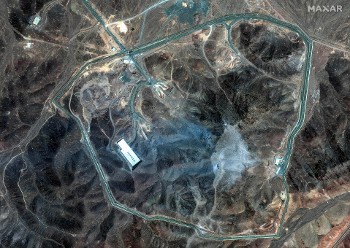 Δορυφορική φωτογραφία των πυρηνικών εγκαταστάσεων στο Φορντό μετά την αμερικανική επίθεση