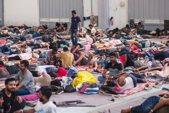 Οι κατατρεγμένοι στοιβάζονται σε ακατάλληλους χώρους σε όλη την Κρήτη (φωτ. από τα Χανιά)