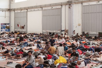 Εικόνα από το φετινό καλοκαίρι και τις απάνθρωπες συνθήκες κράτησης που γνώρισαν χιλιάδες πρόσφυγες και μετανάστες στην Αγυιά Χανίων