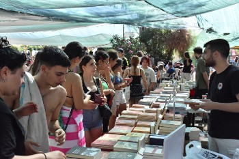 Με μεγάλη προσέλευση λειτούργησε το βιβλιοπωλείο της «Σύγχρονης Εποχής»