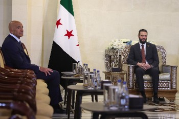 «Εντυπωσιακές» χαρακτήρισε ο Τομ Μπάρακ τις προοπτικές αναβάθμισης της Συρίας στην ενεργειακή σκακιέρα (φωτ. σε παλιότερη συνάντησή του με τον τζιχαντιστή «πρόεδρο»)