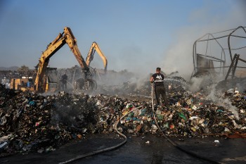 Σε διαρκή αναμέτρηση με τα βιομηχανικά ατυχήματα: Σχεδόν κάθε μέρα και μια πυρκαγιά σε εργοστάσιο