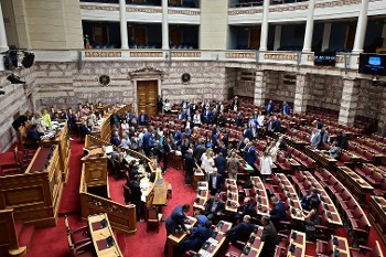 Η αίθουσα της Βουλής την ώρα που βρισκόταν σε εξέλιξη η απαράδεκτη μεθόδευση της ΝΔ