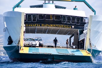 Μία μέρα μετά, το φεριμπότ παραμένει κολλημένο στην ξέρα