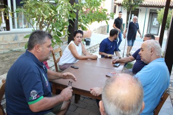Ο Ν. Καραθανασόπουλος μιλάει με κατοίκους της περιοχής