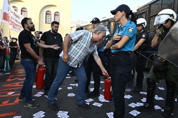 Πυροσβεστήρες στους αστυνομικούς παρέδωσαν συνδικαλιστές