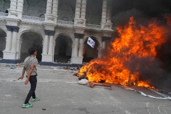 Μεταξύ άλλων πυρπολήθηκε και η έδρα της κυβέρνησης