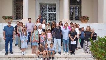 Γονείς, εκπαιδευτικοί και εργαζόμενοι έξω από το δημαρχείο Ιωαννίνων στη χθεσινή κινητοποίηση