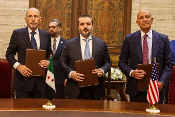 Ο ειδικός απεσταλμένος των ΗΠΑ, με τον ΥΠΕΞ των τζιχαντιστών της Συρίας και τον Ιορδανό ΥΠΕΞ, μετά την υπογραφή του «οδικού χάρτη» για τη Σουέιντα