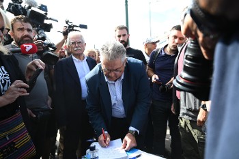 Ο Δ. Κουτσούμπας υπογράφει στο βιβλίο αλληλεγγύης για τον Π. Ρούτσι