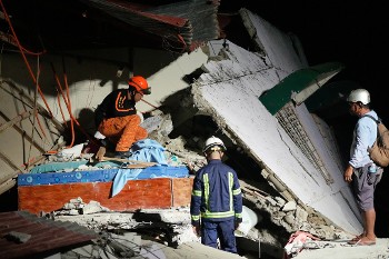 Μάχη για τον εντοπισμό επιζώντων στην πόλη Μπόγκο