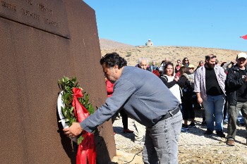 Ο Θ. Γκιώνης, μέλος του ΠΓ της ΚΕ, καταθέτει στεφάνι εκ μέρους της ΚΕ του ΚΚΕ