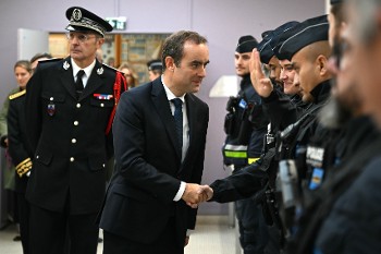 Ο Λεκορνί το Σάββατο συναντήθηκε με αστυνομικούς του Παρισιού (φωτ.), ο επικεφαλής των οποίων άλλωστε διορίστηκε υπουργός Εσωτερικών