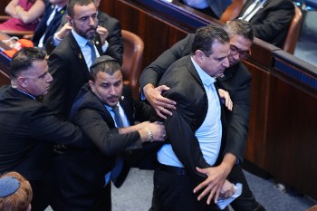 Η φρουρά σπεύδει να απομακρύνει βίαια τους βουλευτές του Χαντάς, ωστόσο το μήνυμά τους ενάντια στην κατοχή ακούστηκε ξανά δυνατά