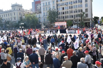 Από τη μαζική συγκέντρωση στην πλατεία Εθνικής Αντίστασης