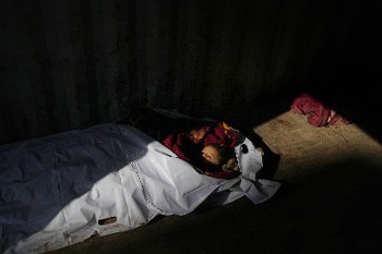 Ο 4χρονος Αχμέντ και η 28χρονη μητέρα του δολοφονήθηκαν από ισραηλινά πλήγματα την Κυριακή...